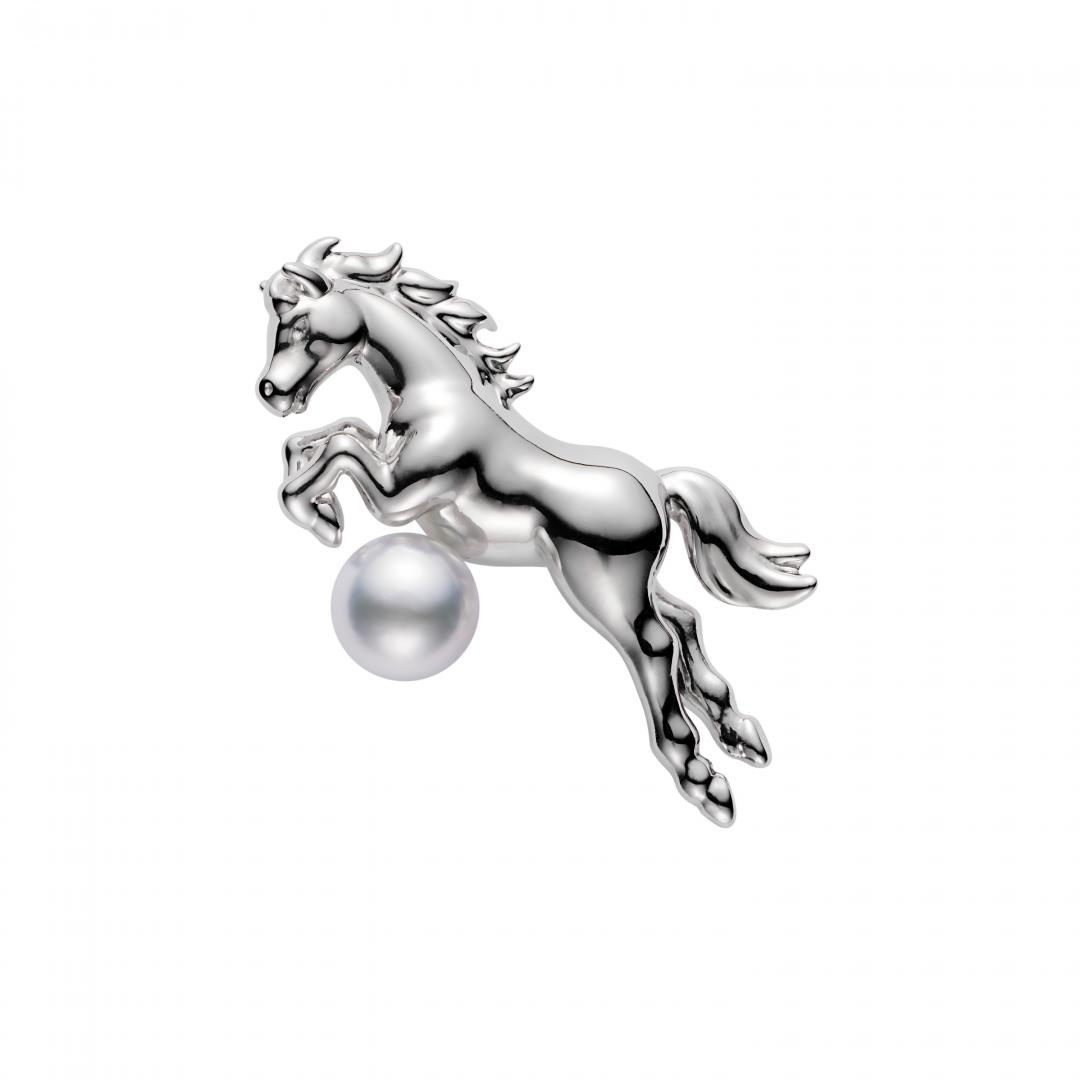 MIKIMOTO馬年胸針太可愛！男團小鮮肉大開深V 胸肌比珠寶搶眼