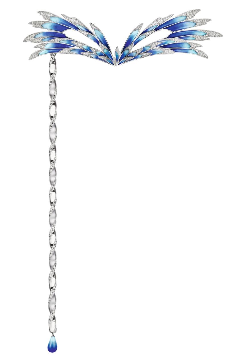 冠冕可轉換為面具。（Chaumet提供）