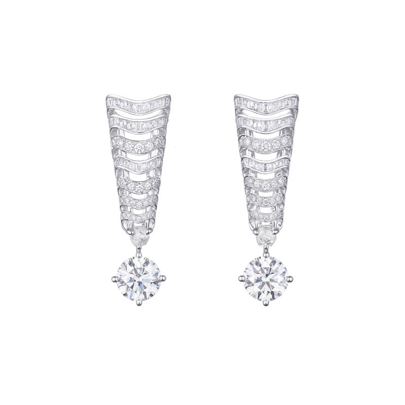 De Beers Vibrations高級珠寶系列 Echo鑽石耳環。（De Beers提供）