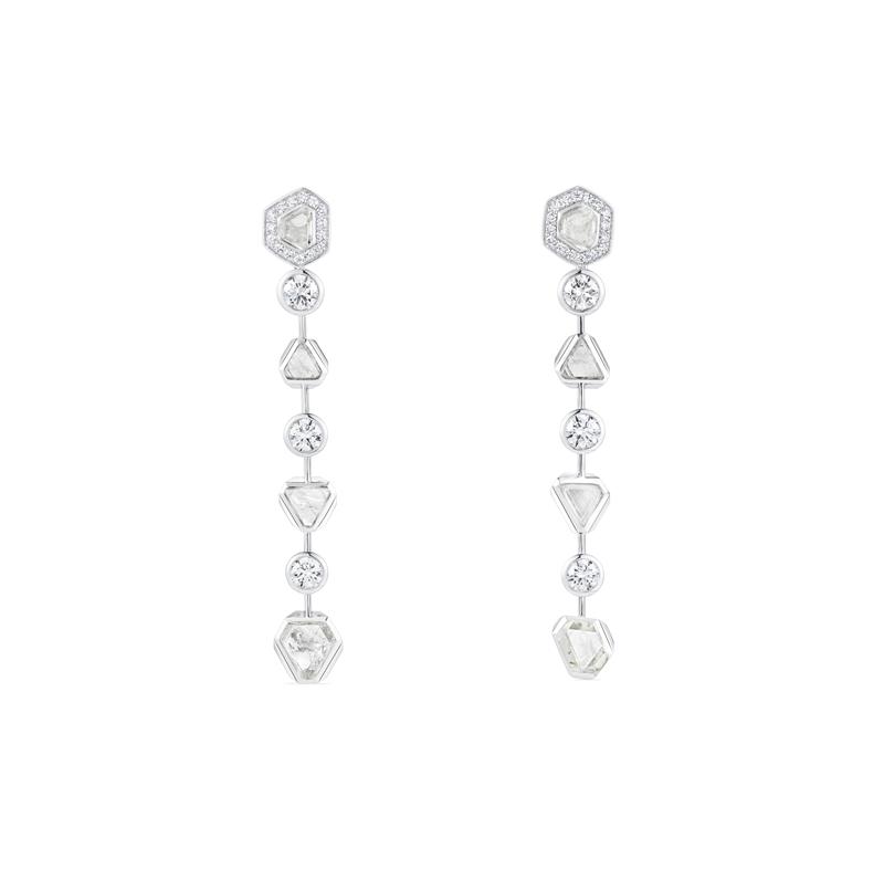 De Beers Vibrations高級珠寶系列Riverborn套組Moden Lines鑽石耳環，鑲嵌鑽石原石與拋光美鑽。（De Beers提供）