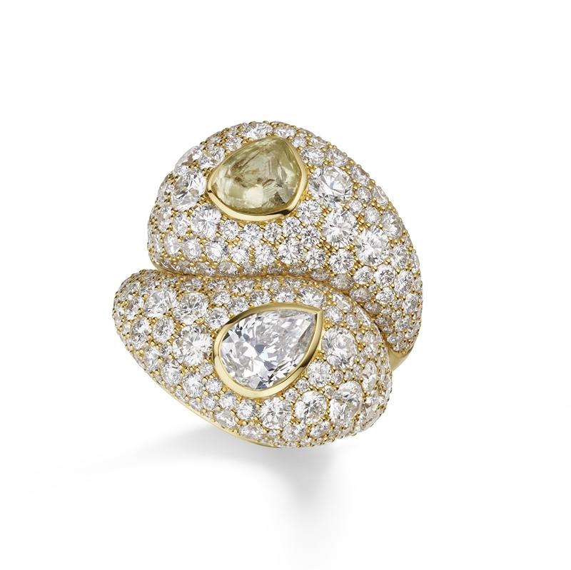 De Beers Vibrations高級珠寶系列Riverborn套組Toi et Moi鑽石戒指，以全密鑲雪花鑲嵌搭配一顆棕調黃鑽原石與一顆梨形切割白鑽。（De Beers提供）