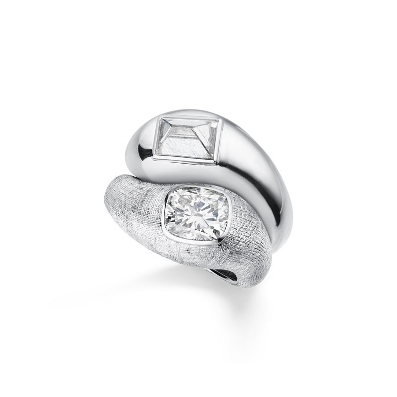 De Beers Vibrations高級珠寶系列Riverborn套組Toi et Moi鑽石戒指，鑲嵌一顆八面體鑽石原石與一顆枕形切割鑽石。（De Beers提供）