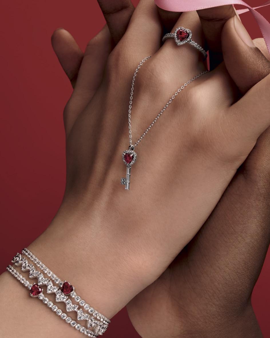 Pandora心之鎖鑰項鍊3,480元、三角心形手鍊5,580元、偏愛之心鑲邊戒指 3,680元。(Pandora提供，以下同)