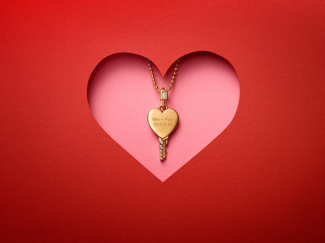 可鐫刻心形鑰匙吊飾3,680元。