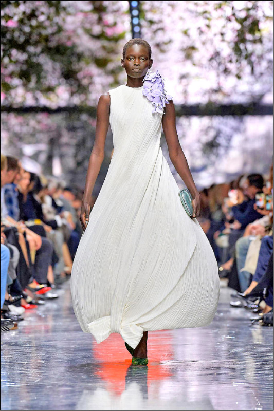 伸展台上可見大量白色系，並運用花卉妝點，連結品牌創辦人迪奧先生對花朵的鍾愛。