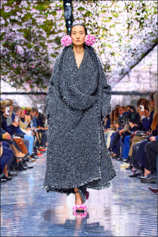 結構感十足的外套，賦予作品豐富視覺細節。