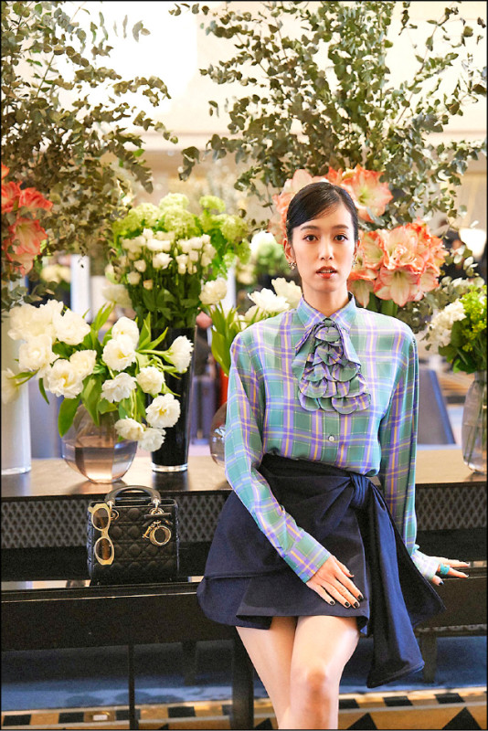 陳庭妮身為Dior品牌大使，選穿Dior 2026春夏系列作品現身高訂秀場。