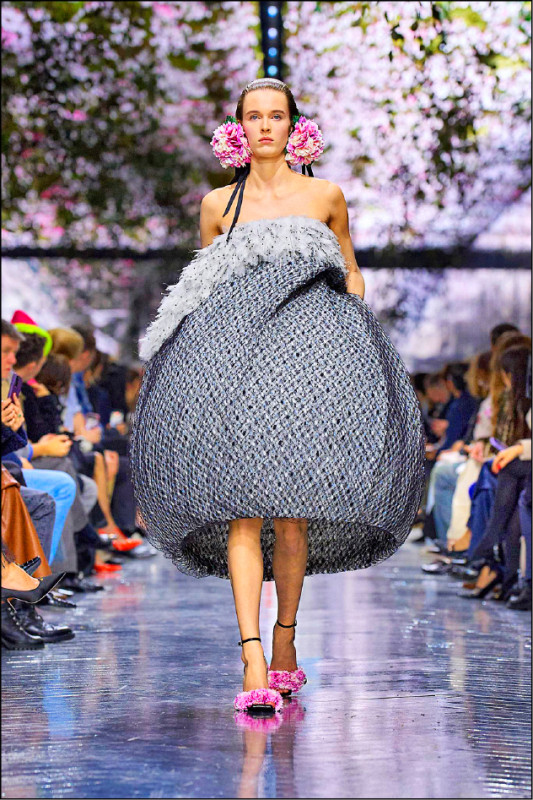 線條鮮明的氣球裙設計，成為Dior 2026春夏高訂秀焦點。