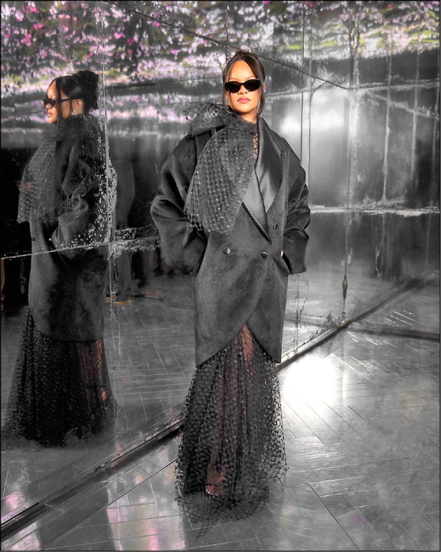 蕾哈娜身穿Dior黑色羊毛大衣，內搭黑色魚網與薄紗洋裝，展現她一貫的前衛衣品。