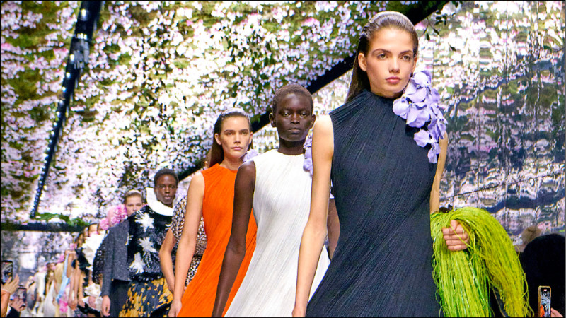 Dior 2026春夏高訂秀：跨世代視角下的細緻刺繡與飄逸薄紗