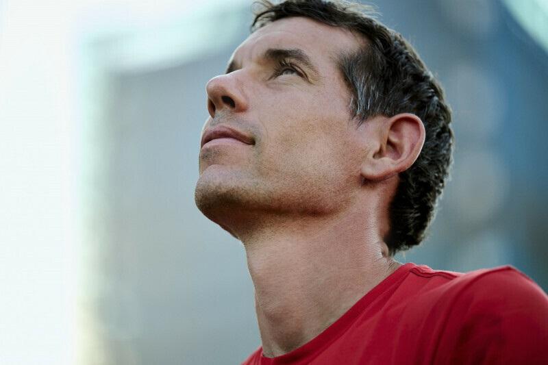 霍諾德挑戰徒手攀爬台北101成功獲得全球關注，連帶身上行頭也逐個被起底。（Netflix提供）