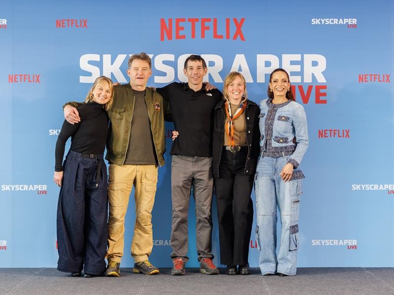 當天主持人艾兒（最右）在直播結束後於個人社群分享許多幕後花絮照，其中一張霍諾德身穿台北101飛行外套掀起討論。（Netflix提供）