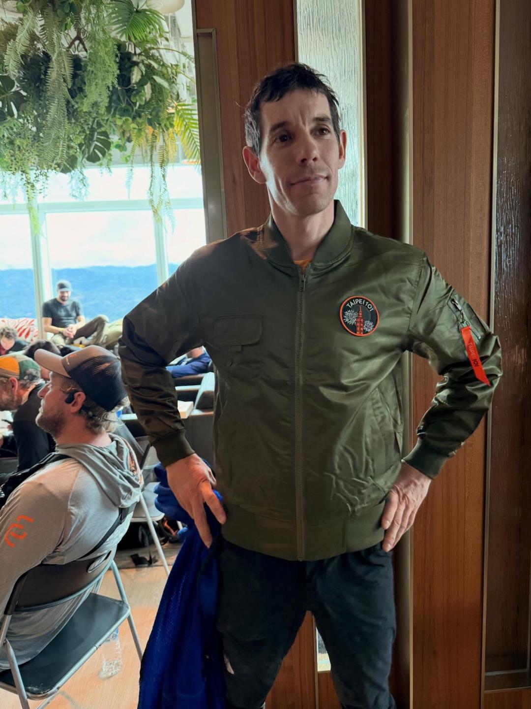 霍諾德身穿台北101推出的飛行外套。（翻攝自instagram）