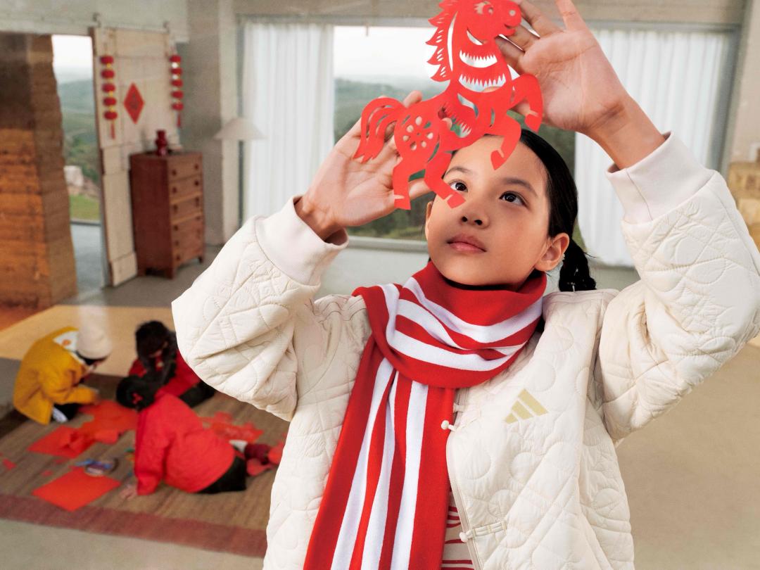童裝部分結合吉祥圖騰、盤釦細節，融入新中式設計元素，打造濃厚過節感。