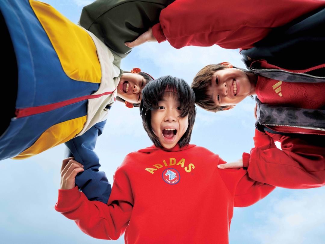 童裝亦融入活潑撞色，並特別考量到活動舒適度與實穿性，讓孩子在日常跑跳中也能自在活動。