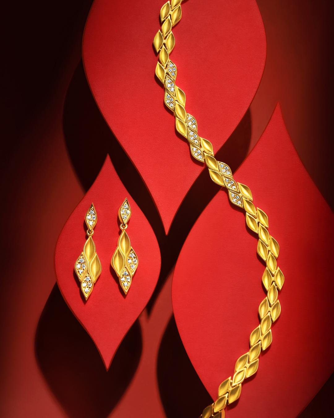 YuYu足金鑽石手鍊149,700元、耳環66,300元。