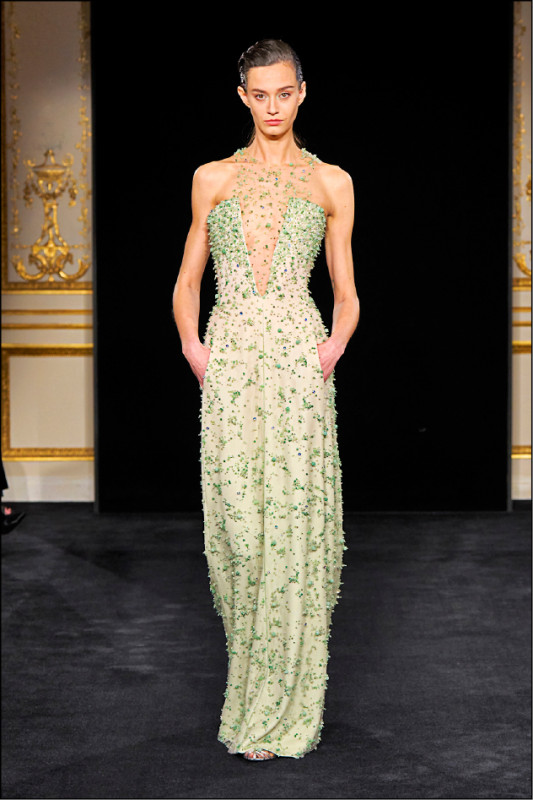 精緻刺繡與輕盈面料打造的禮服造型，呼應玉石象徵的光澤感與流動性。