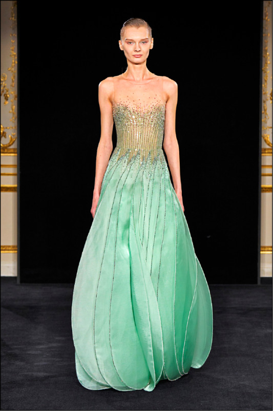 精緻刺繡與輕盈面料打造的禮服造型，呼應玉石象徵的光澤感與流動性。