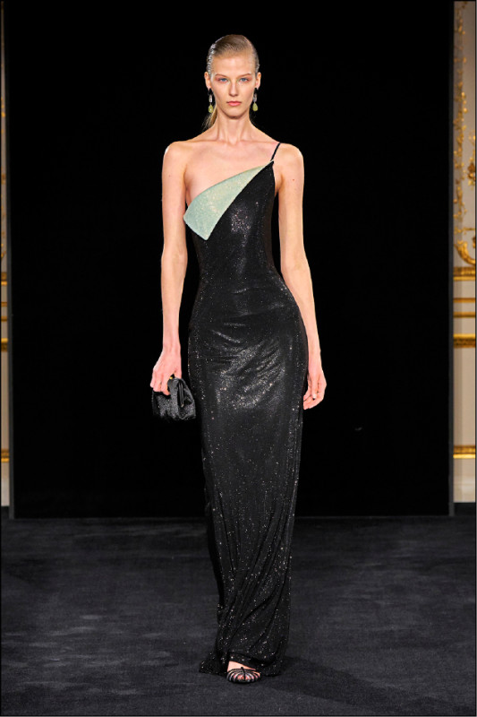 大面積的黑色與點綴性質的玉石色塊，以細膩的閃爍與不對稱設計，在克制輪廓中展現高級訂製服的細節張力。