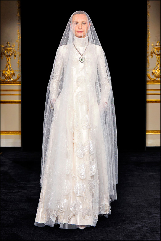 謝幕的新娘造型是Giorgio Armani生前親自操刀的設計，此前未曾公開，為高訂秀賦予承先啟後的重要意涵。