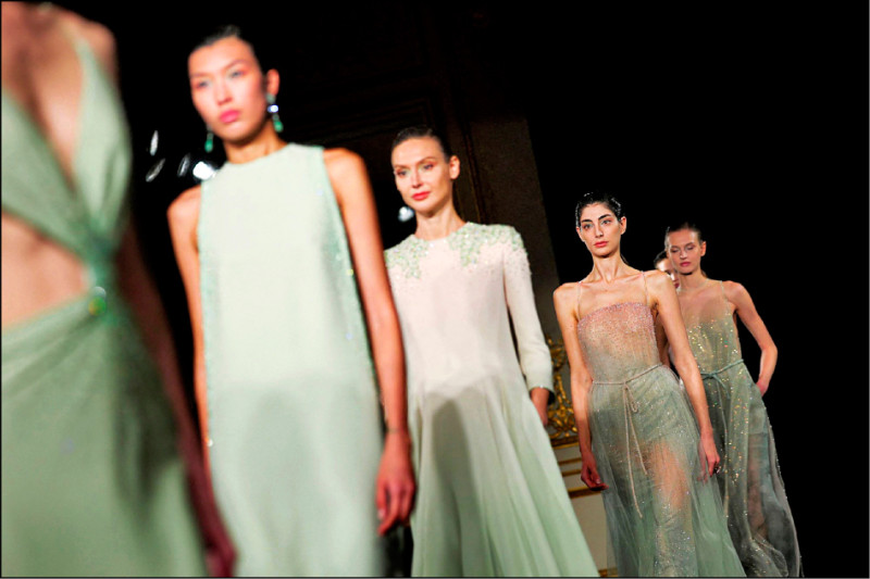 Giorgio Armani Privé 2026春夏高級訂製系列汲取玉石為設計靈感，從顏色著手展現高訂工藝的內斂與優雅。（路透）