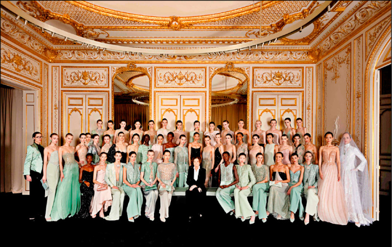 Silvana Armani（圖前排中）接任Giorgio Armani女裝創意總監，她在巴黎高訂週發表的首秀，透過女性視角重新詮釋Giorgio Armani Privé的優雅基因。