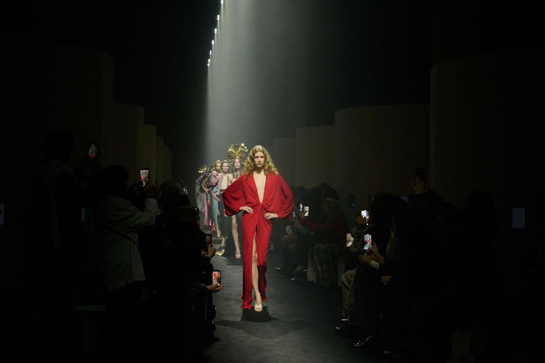 VALENTINO 2026春夏高級訂製系列，不僅帶有深厚的歷史回望意味，也在形式與語彙上呈現新舊交織的美學張力。 