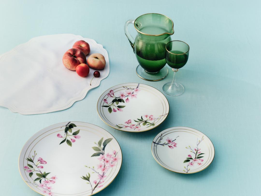 Tiffany Cherry Blossom系列利摩日瓷盤，約4,600~7,000元。Twist綠色玻璃器皿，約24,000元。Twist綠色玻璃酒杯，約6,500元。