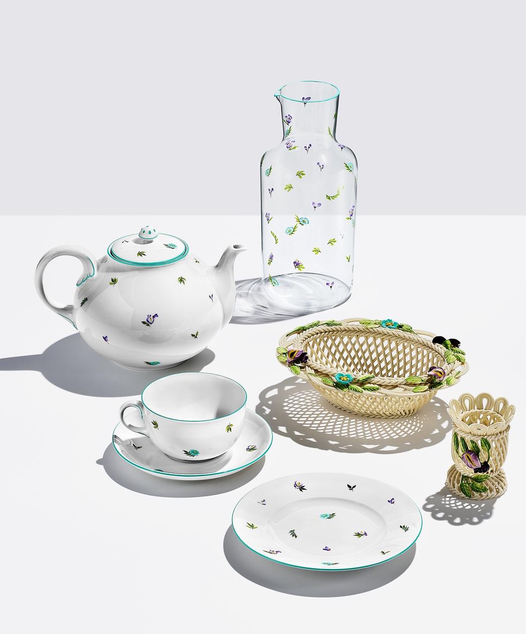 Tiffany Wildflower手繪玻璃器皿，約27,000元。手繪瓷器茶壺，約43,000元。手繪瓷器杯盤組，約27,000元。手繪瓷器麵包盤，約20,500元。手工編織麵包籃，約13,500元。手工編織蛋架，約7,000元。
