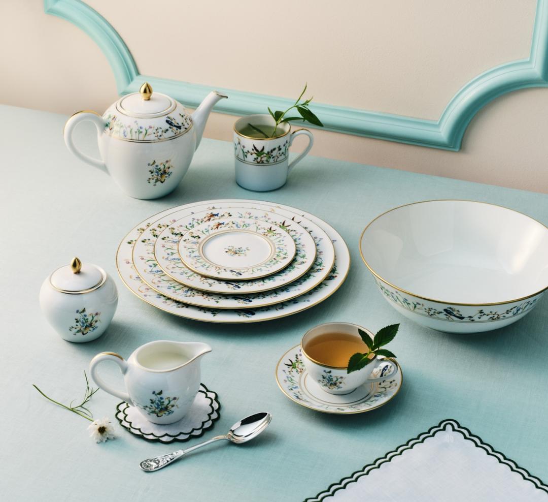 Tiffany Jardin利摩日瓷茶壺，約24,000元。利摩日瓷方糖罐，約20,000元。利摩日瓷牛奶壺，約12,500元。利摩日瓷馬克杯，約7,000元。利摩日瓷兩入咖啡杯盤組，約16,000元。利摩日瓷盤，約3,600～8,000元。利摩日瓷碗，約14,500元。