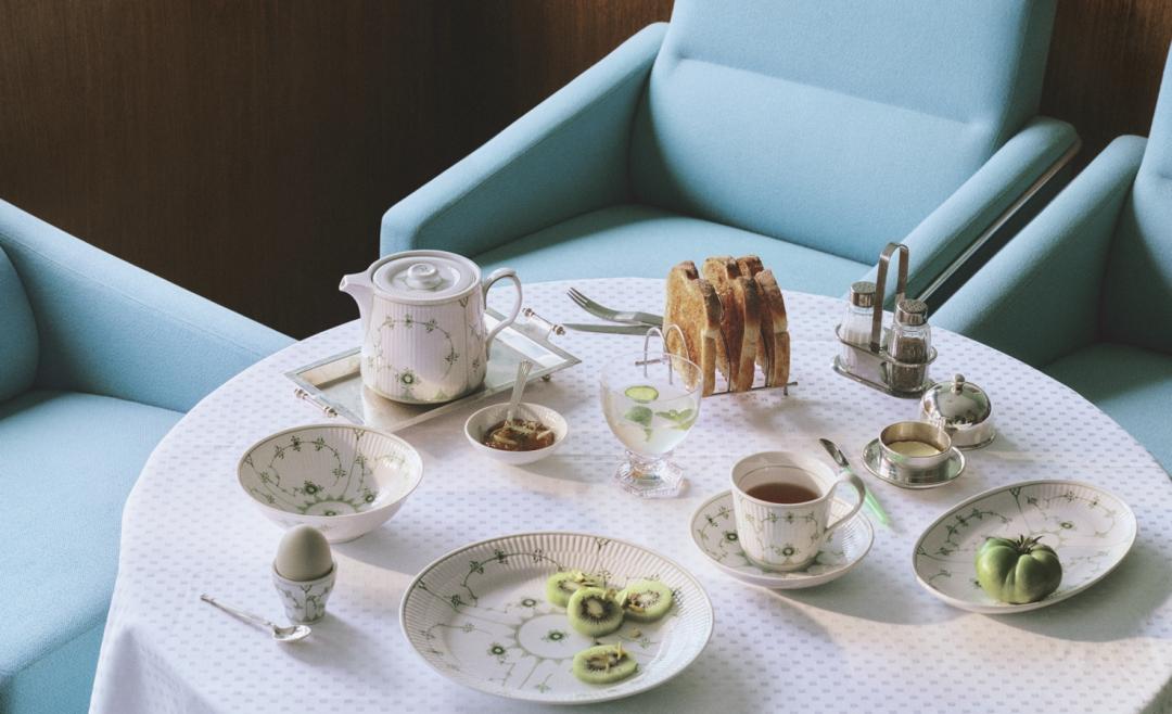 想在新年餐桌營造清新、沉穩氣氛，Royal Copenhagen Green Fluted Plain青蘊平邊唐草系列，正好在傳統與現代之間取得平衡，價格自2,000元起。