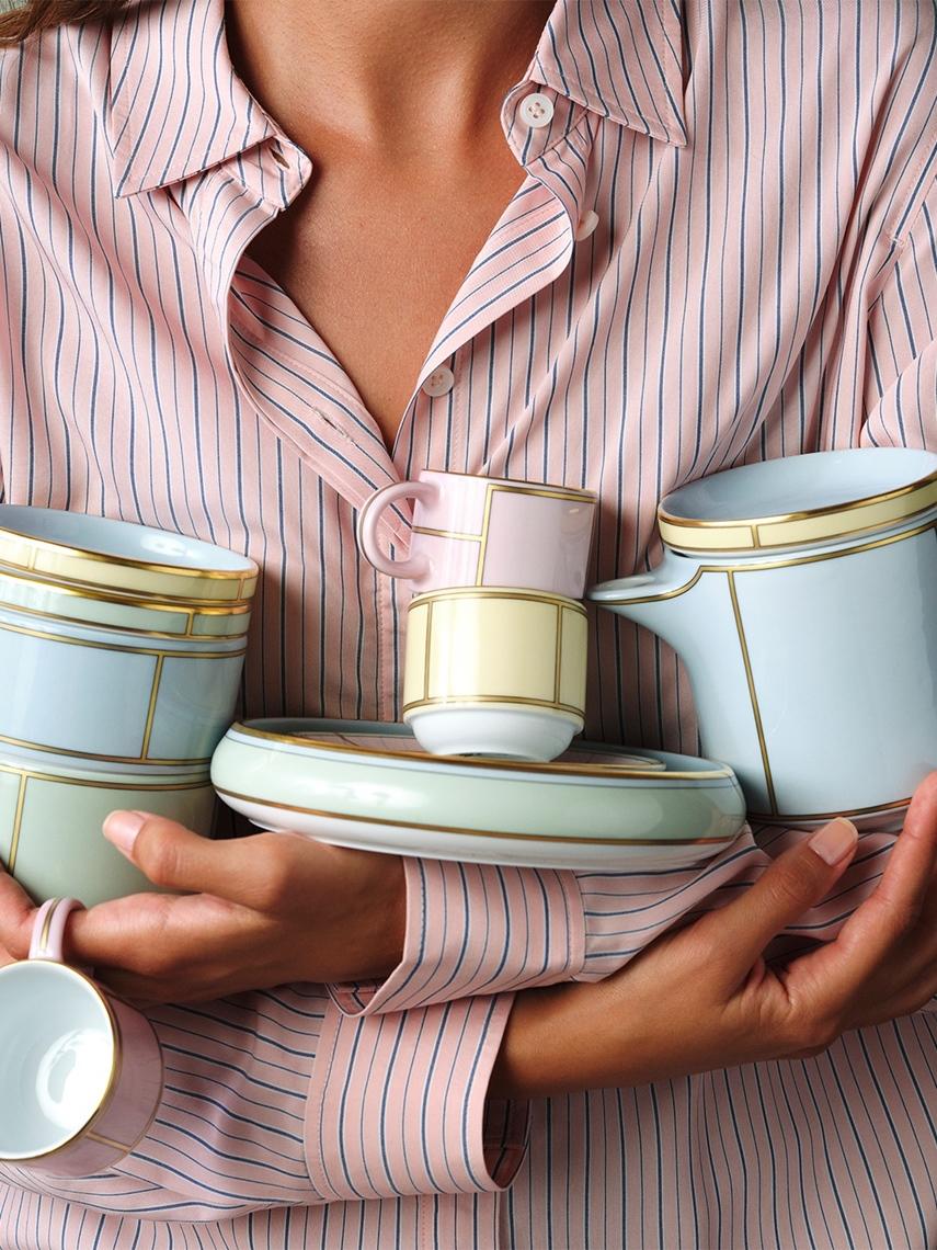 ### 年夜飯餐桌上的特別器皿選擇 為了在新年聚會中營造出溫馨又不失趣味的氛圍,可以考慮以下幾種特別的餐具和器皿。這些不