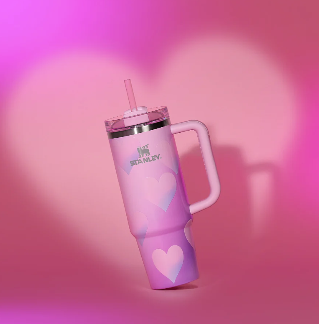 美國爆紅保溫瓶Stanley滿版愛心太夢幻！絕對防漏尺寸豐富 隨時補水超方便