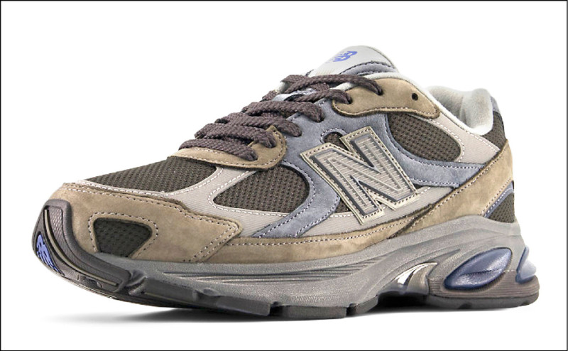 2010鞋款以千禧年代跑鞋為靈感，透過異材質拼接勾勒層次分明的鞋身結構，各4,880元。