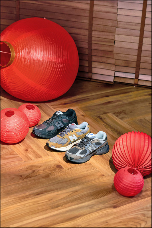 2010鞋款以千禧年代跑鞋為靈感，透過異材質拼接勾勒層次分明的鞋身結構，各4,880元。