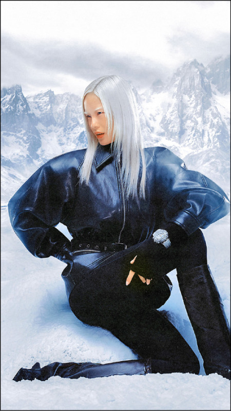 由冰晶白與冰川藍打造的Hublot Big Bang Unico Winter冬季鈦金陶瓷計時碼錶，特別適合搭配冬日的深色造型。