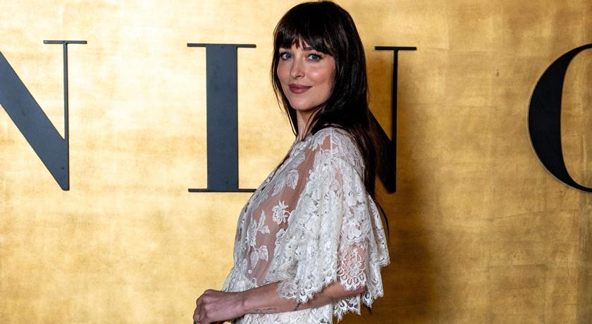 達珂塔強生火辣造型引熱議！穿貼身蕾絲褲搭配黑絲襪街上見