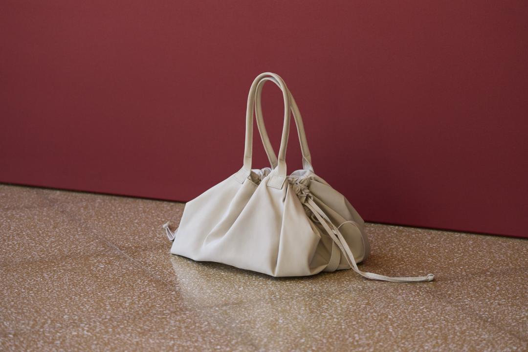 抽繩肩背包，售價NT$790元。