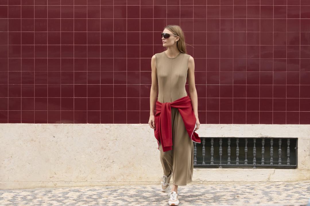 無袖修身寬襬洋裝（NT$790）、長袖米蘭羅紋拉鍊開襟外套（NT$1,490）。