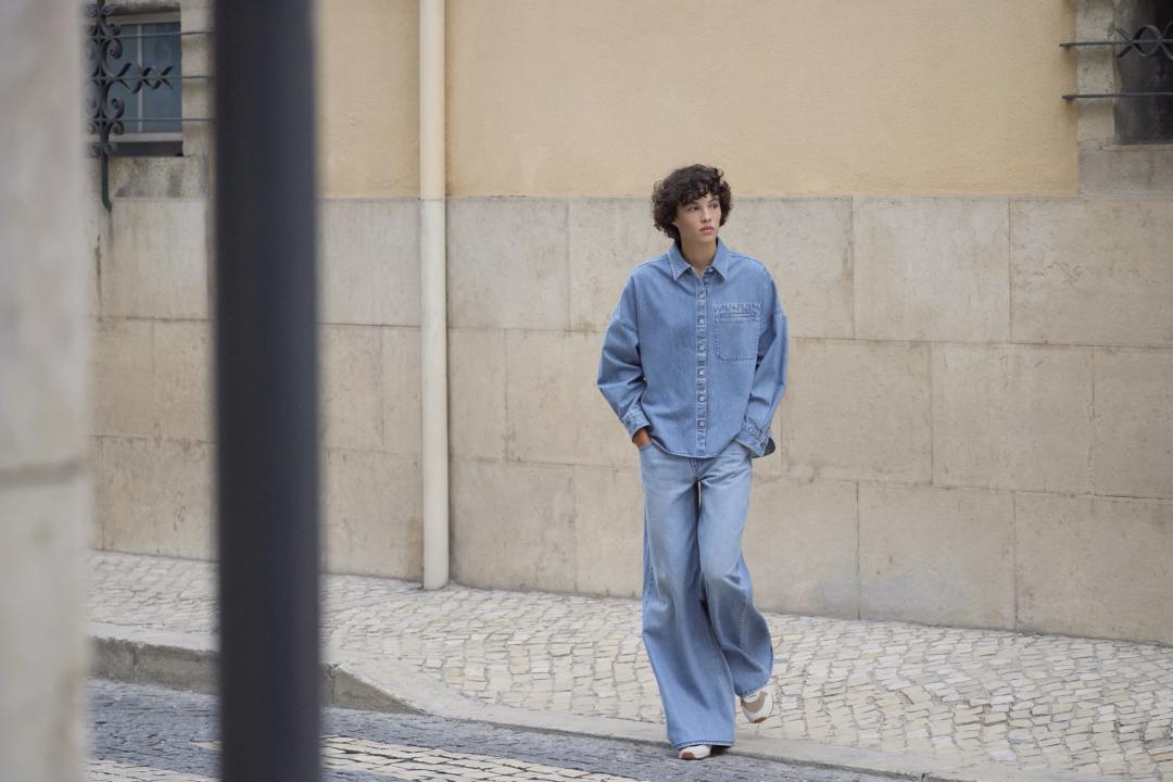 牛仔寬版襯衫式外套（NT$1,290）、低腰寬版牛仔褲（NT$1,290）。