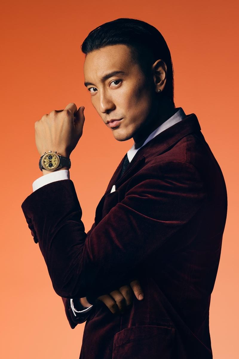 復古風的西服王陽明駕馭得宜。（TAG Heuer提供）