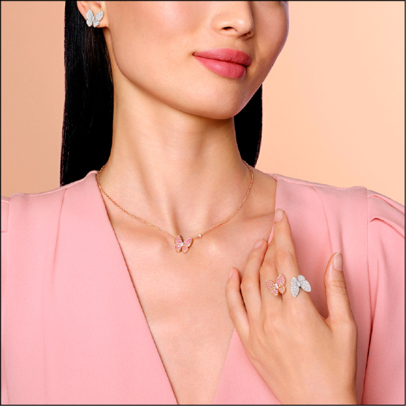 Two Butterfly系列展現春日柔和色彩。耳環，945,000元；項鍊，436,000元；指間戒，945,000元。
