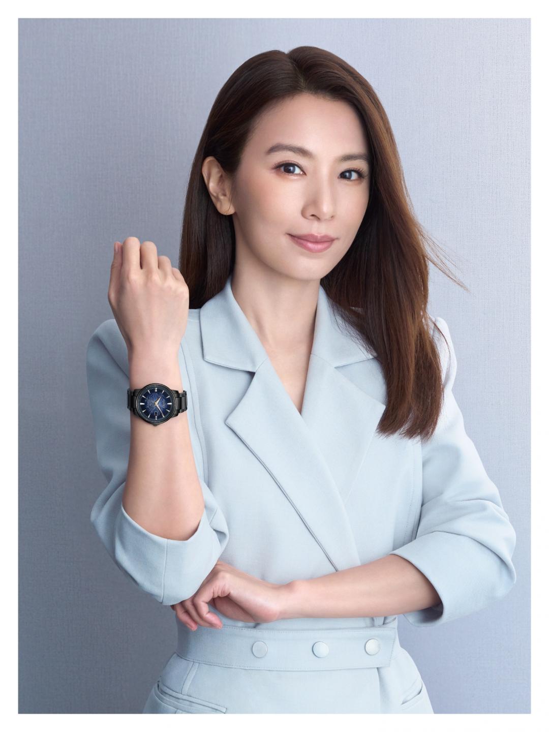 CITIZEN代言人Hebe佩戴BM7595-89M錶款。