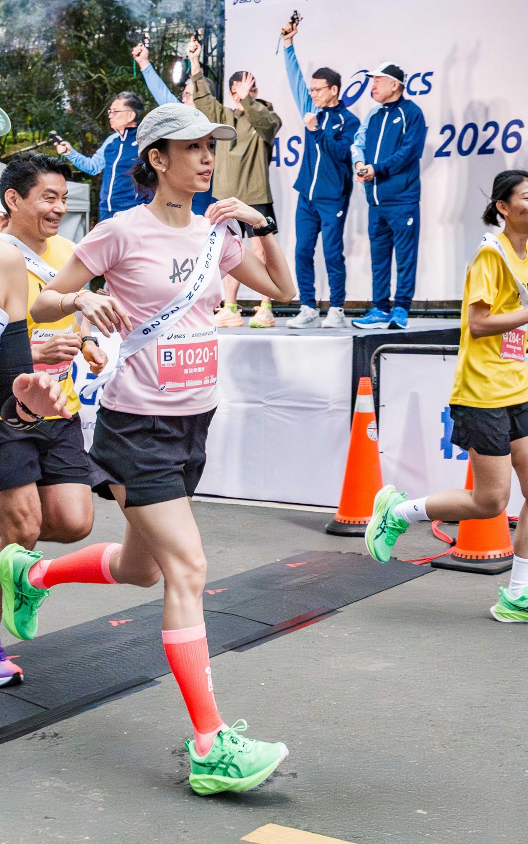 身為ASICS品牌大使，陳庭妮也加入ASICS RUN，與好友一同挑戰這回的山林路跑路線。