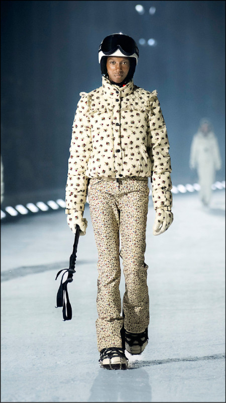 花卉印花羽絨外套以輕量絎縫結構打造，搭配同花色雪褲，營造清新鄉村風格的冬季戶外造型。