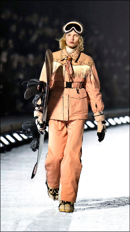 滑雪套裝透過腰帶與多口袋結構強化實穿性，並以刺繡與織紋裝飾呼應點綴造型。