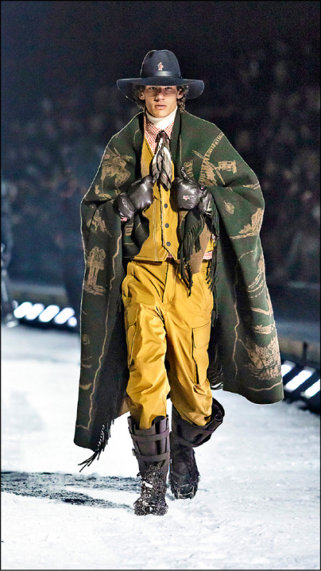 Moncler秋冬系列新作以大地色系為主軸，結合自然靈感印花，勾勒西部冒險精神。