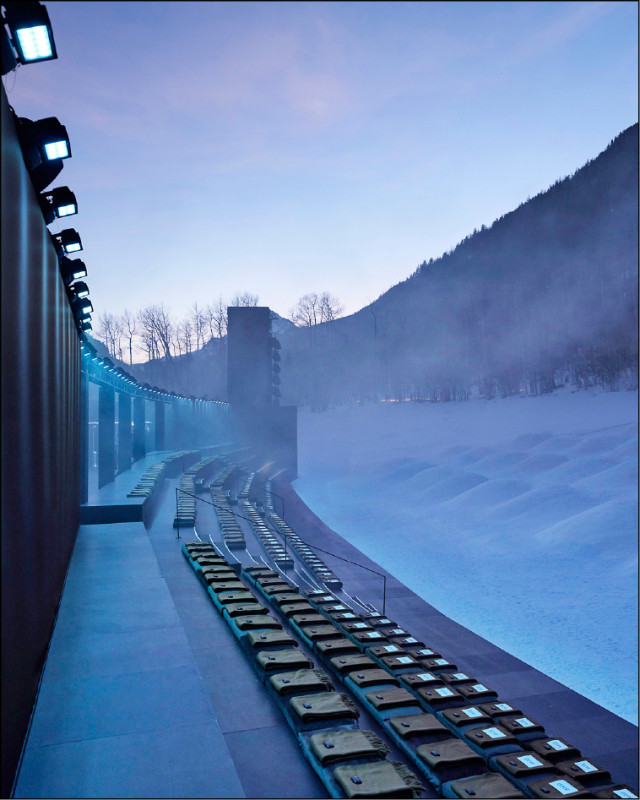 秀場座落於阿斯本滑雪勝地山谷間，觀秀席與雪地地形融為一體，襯著自然坡度與夜色雪地，打造沉浸式觀秀體驗。