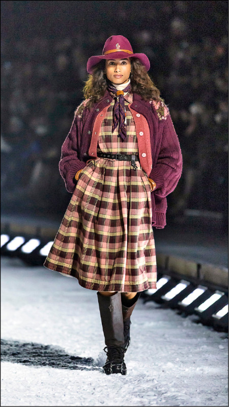 格紋洋裝搭配針織外套與長靴，融合復古學院風與高山機能，模糊日常與戶外造型的界線。