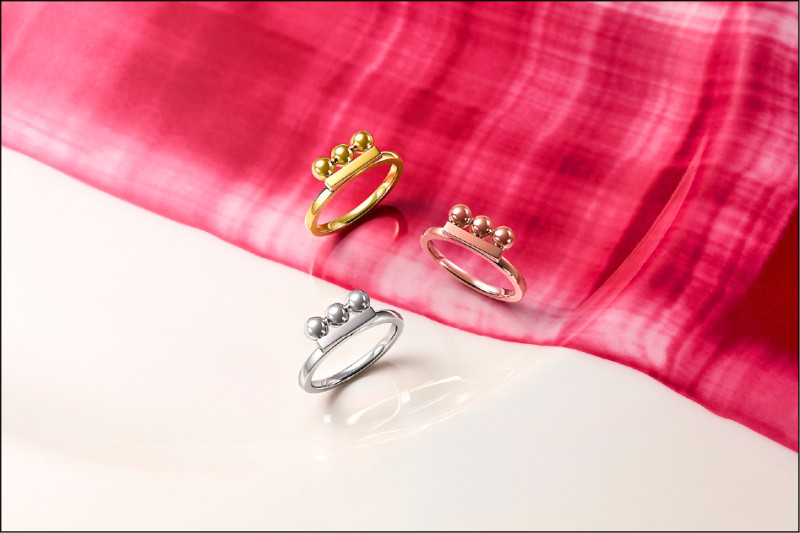 balance shape neo系列以3顆金屬球展現精緻內斂。18K黃金款62,500元（順時針起）、18K櫻花金款63,800元、18K白金款63,800元。